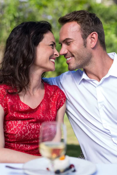 Casal olhando cara a cara — Fotografia de Stock