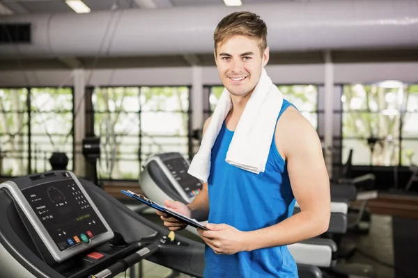 Allenatore che tiene appunti sul tapis roulant — Foto Stock