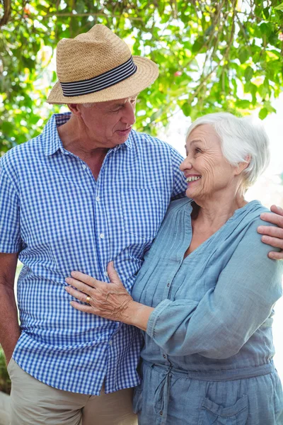 Seniorehepaar mit Arm beim Reden — Stockfoto