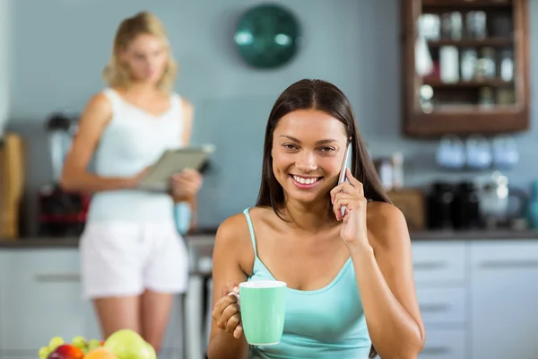 Kvinna med mobiltelefon — Stockfoto