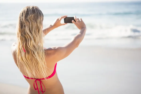 Femme blonde prenant un selfie — Photo
