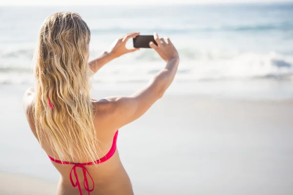 Donna bionda che si fa un selfie — Foto Stock