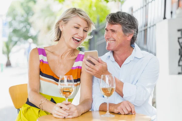 Весела пара за допомогою мобільного телефону — стокове фото