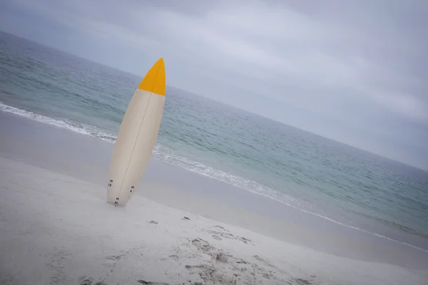 Surfbrett steht auf Sand — Stockfoto