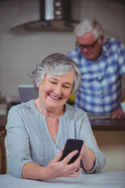 Senior vrouw met behulp van de telefoon — Stockfoto