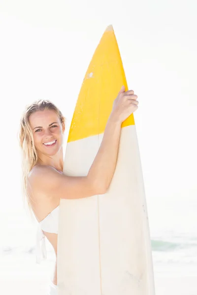 Femme blonde tenant une planche de surf — Photo