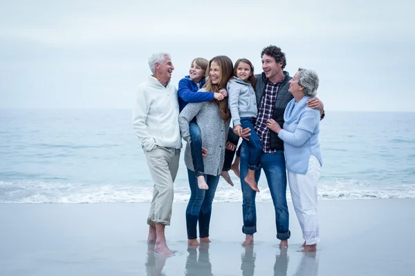 Glad familj stående — Stockfoto