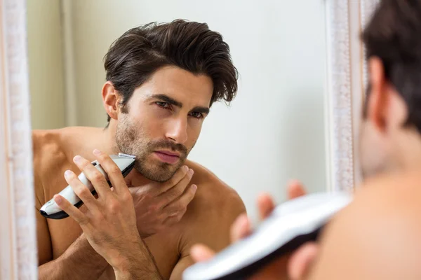 Joven afeitándose con trimmer — Foto de Stock