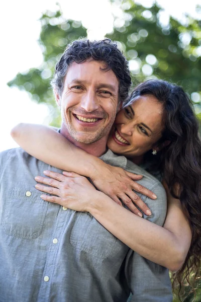 Marito essere abbracciato da moglie a parco — Foto Stock