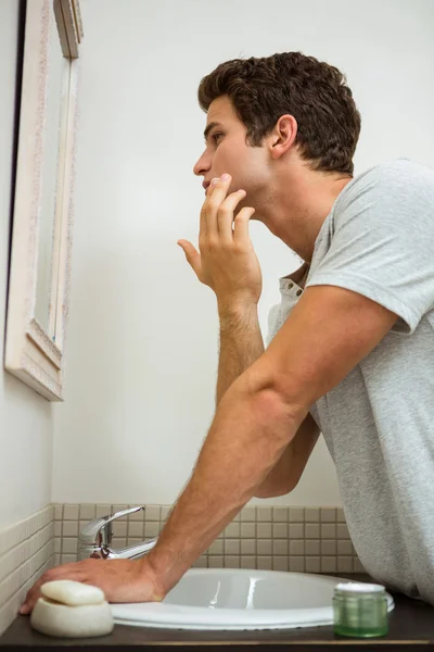 Homem aplicando hidratante no rosto — Fotografia de Stock