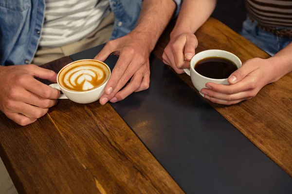 Pareja sosteniendo café — Foto de Stock