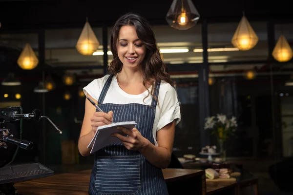 Güzel barista not almak — Stok fotoğraf