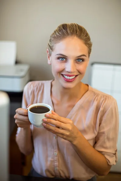 İş kadını elinde kahve fincanı tutuyor — Stok fotoğraf