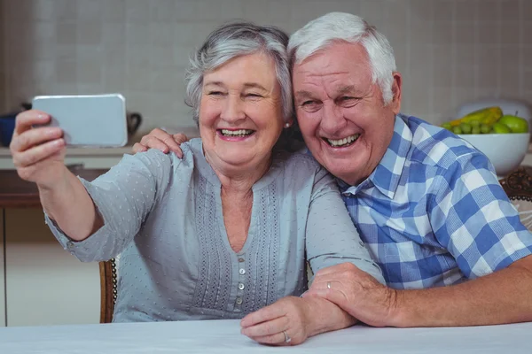Senior Par som tar Selfie — Stockfoto