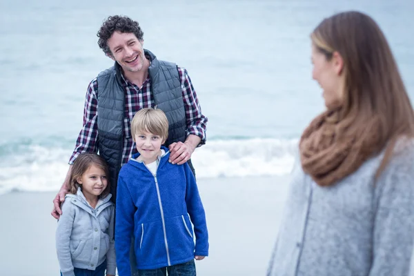 Vater mit Kindern schaut Mutter an — Stockfoto