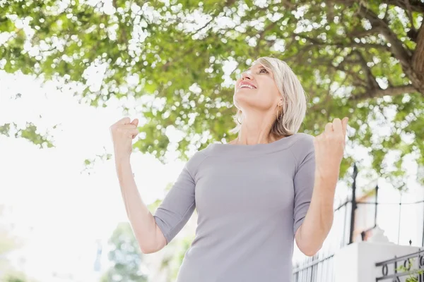 Mujer feliz con los puños levantados — Foto de Stock