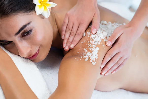 Mujer disfrutando de masaje exfoliante de sal — Foto de Stock