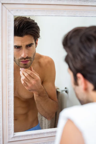 Man controleren zijn stoppels in badkamer — Stockfoto