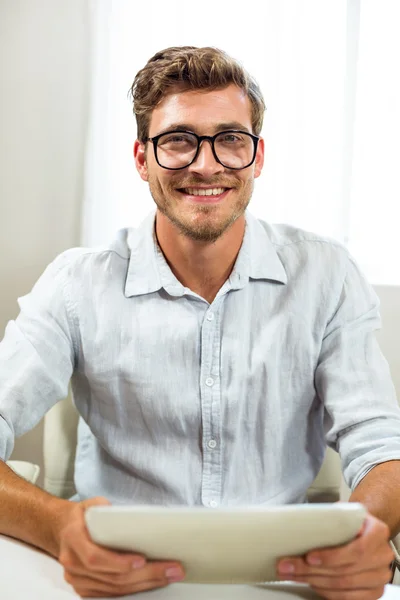 Uomo con tablet digitale in ufficio — Foto Stock