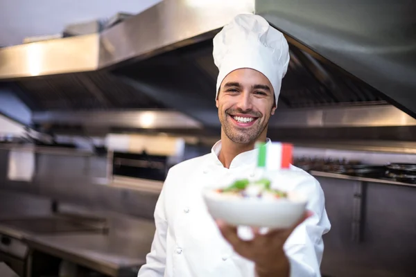 Chef apresentando refeição com bandeira italiana — Fotografia de Stock