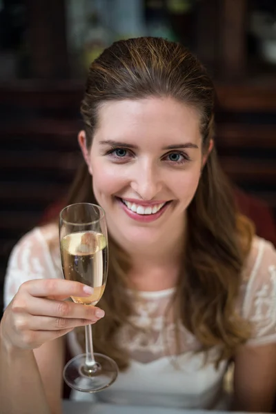 Vrouw bedrijf champagne fluit — Stockfoto