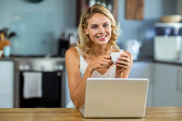 Mulher segurando xícara de café — Fotografia de Stock