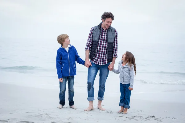 Père avec enfants au bord de la mer — Photo