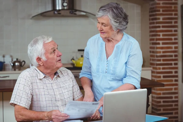 Paar bespreken tijdens het berekenen van de rekeningen — Stockfoto