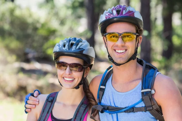 Couple portant des casques — Photo