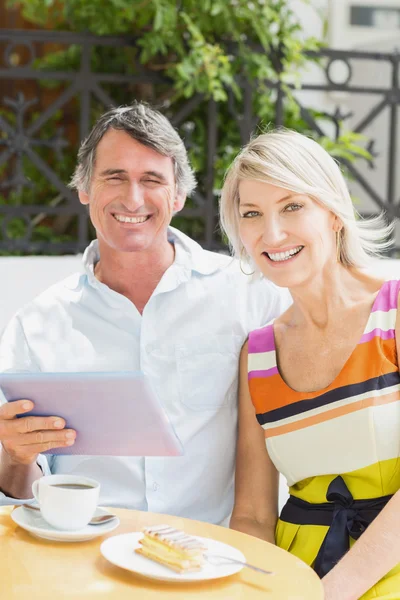 Pareja feliz con tableta — Foto de Stock