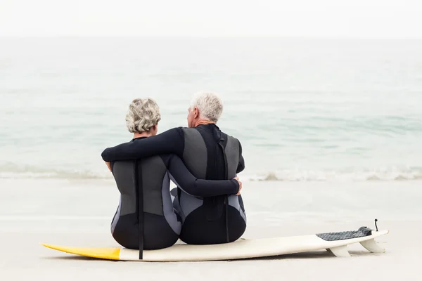 Casal sentado na prancha de surf — Fotografia de Stock