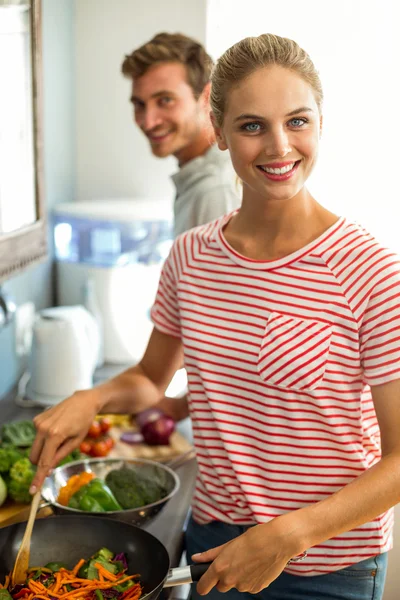 Man och hustru matlagning mat — Stockfoto