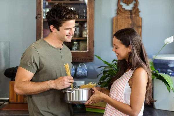 Couple cuisson des aliments dans la cuisine — Photo