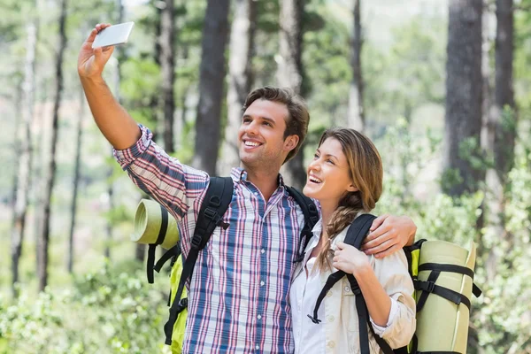 Lächelndes Paar beim Selfie-Klicken — Stockfoto