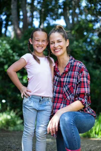 Mädchen steht zu Mutter — Stockfoto