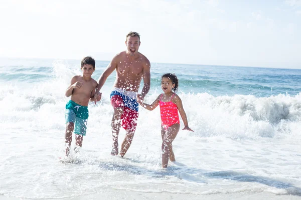 享受与孩子们在水中的父亲 — 图库照片