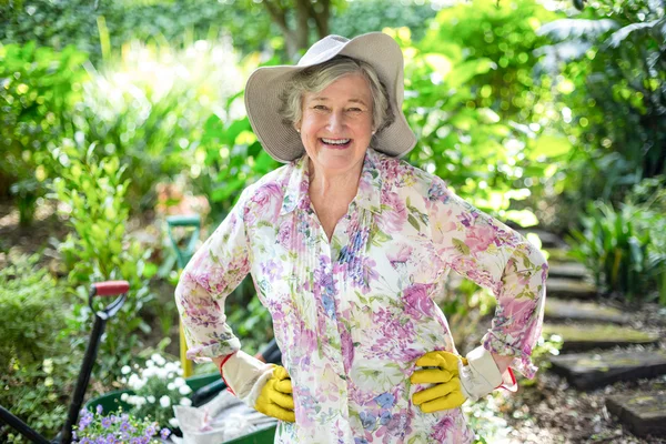 Senior femme debout dans le jardin — Photo