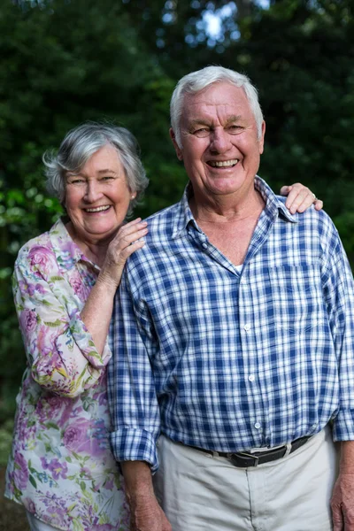 Porträt eines fröhlichen Seniorenpaares — Stockfoto