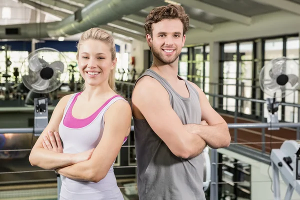 Man en vrouw permanent op sportschool — Stockfoto