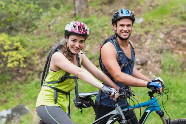 Ung man och kvinna med cyklar — Stockfoto