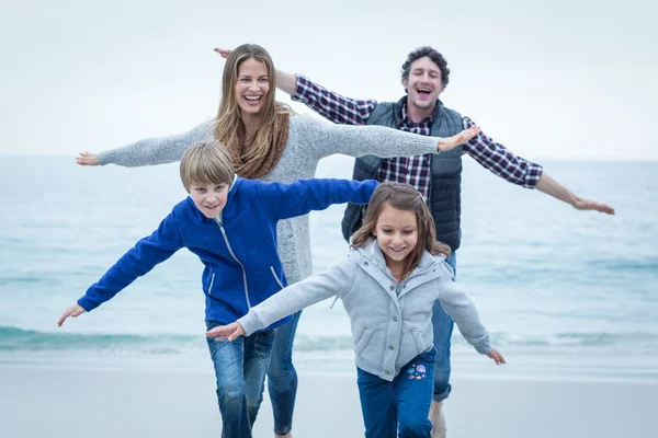 Les enfants apprécient avec les parents — Photo