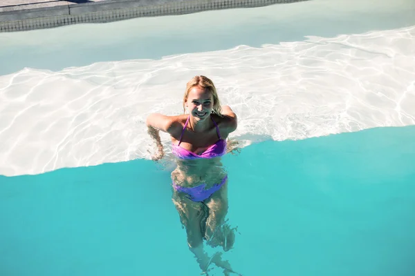 Femme souriante dans la piscine — Photo