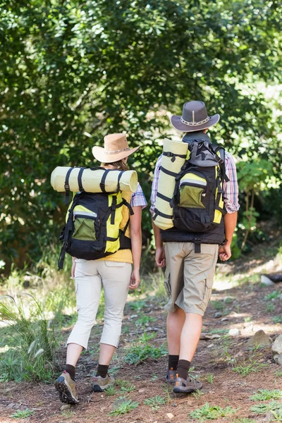 Pareja caminando con mochilas — Foto de Stock