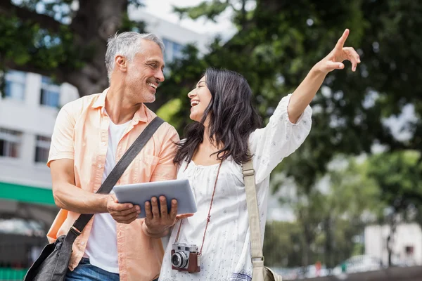 Woman with man pointing in city — Stock Photo, Image