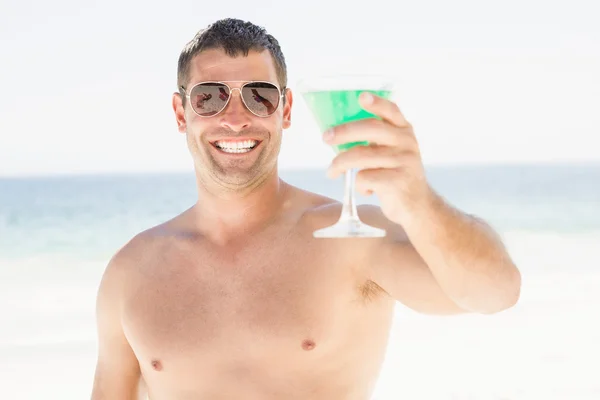 Portret człowieka pijącego koktajl — Zdjęcie stockowe