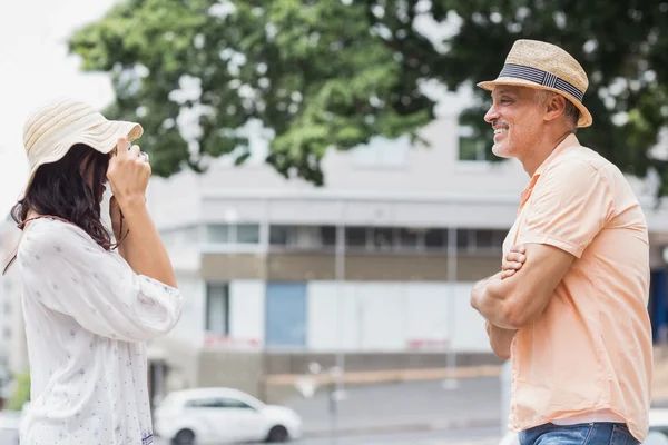 Mujer fotografiando al hombre — Foto de Stock