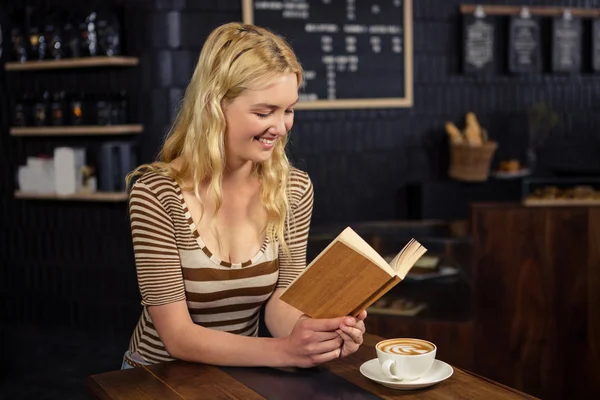 Mujer leyendo un libro — Foto de Stock