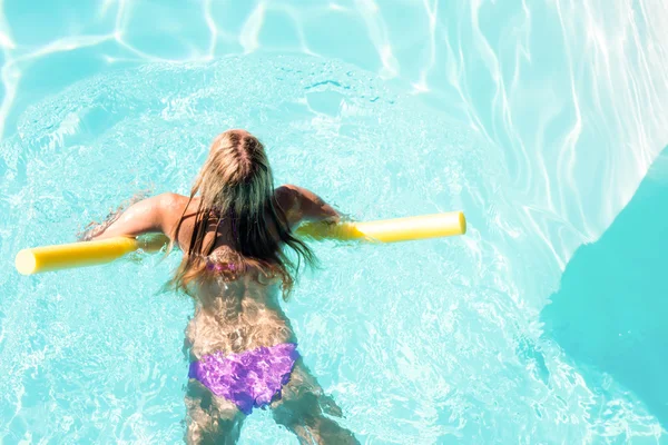 Kvinna som simmar i poolen — Stockfoto