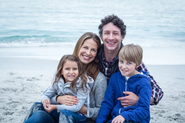 Família feliz relaxar na costa do mar — Fotografia de Stock