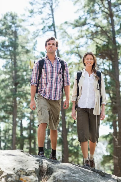 Couple standing on rock — Stock Photo, Image